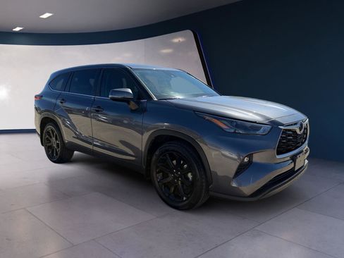 Used 2023 Toyota Highlander LE image 7