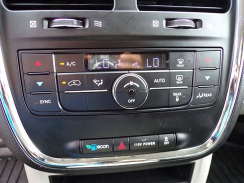 Used 2014 Chrysler Town & Country Touring FWD image 34