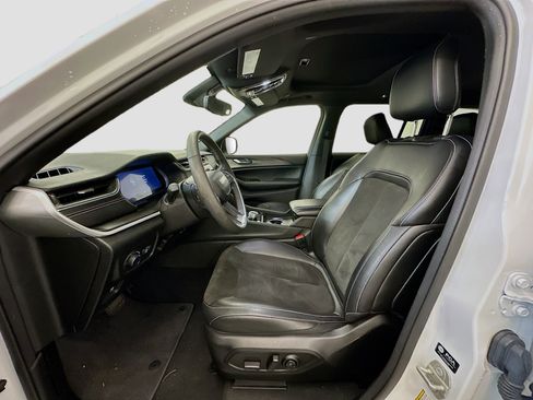 Used 2023 Jeep Grand Cherokee Altitude image 13