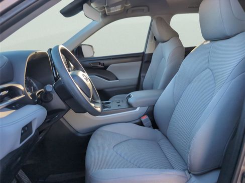 Used 2023 Toyota Highlander L image 9