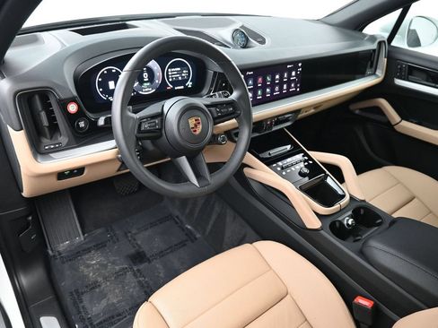 Certified 2025 Porsche Cayenne E-Hybrid w/ Premium Package Plus AWD/4WD image 4