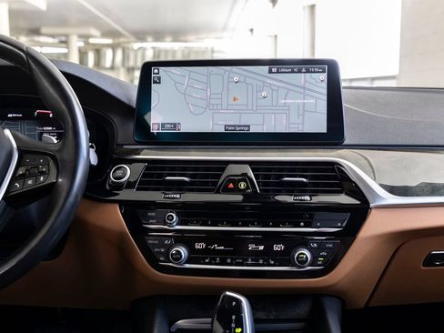 Used 2021 BMW 530e w/ Premium Package RWD image 12