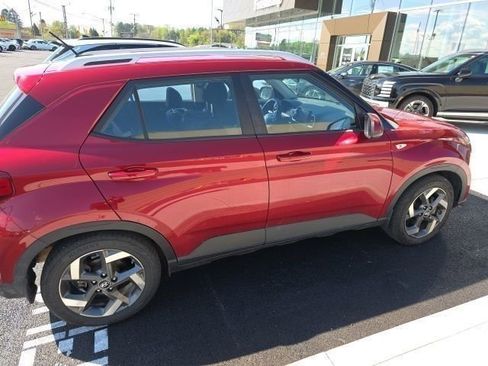 Used 2024 Hyundai Venue SEL image 8