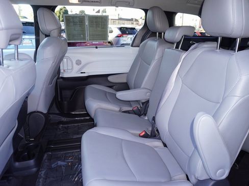 Used 2025 Toyota Sienna XLE image 12