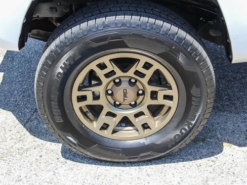 Used 2021 Toyota Tacoma SR AWD/4WD image 9