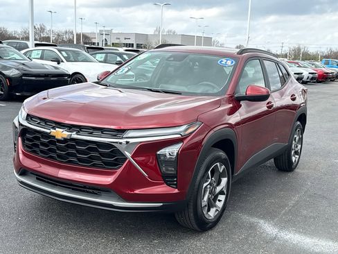 Used 2025 Chevrolet Trax LT w/ LT Convenience Package FWD image 7