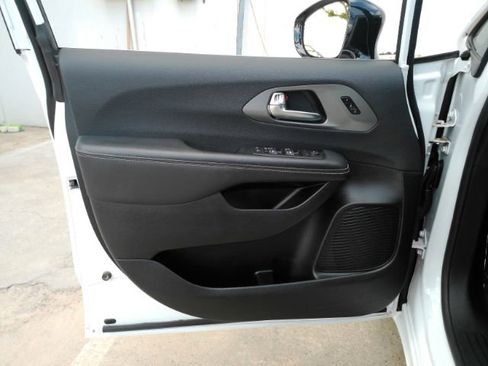 Used 2025 Chrysler Pacifica Select image 13