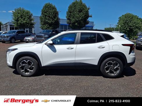 Certified 2024 Chevrolet Trax LT w/ Sunroof Package FWD image 8