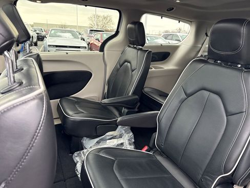 Used 2022 Chrysler Pacifica Limited image 15