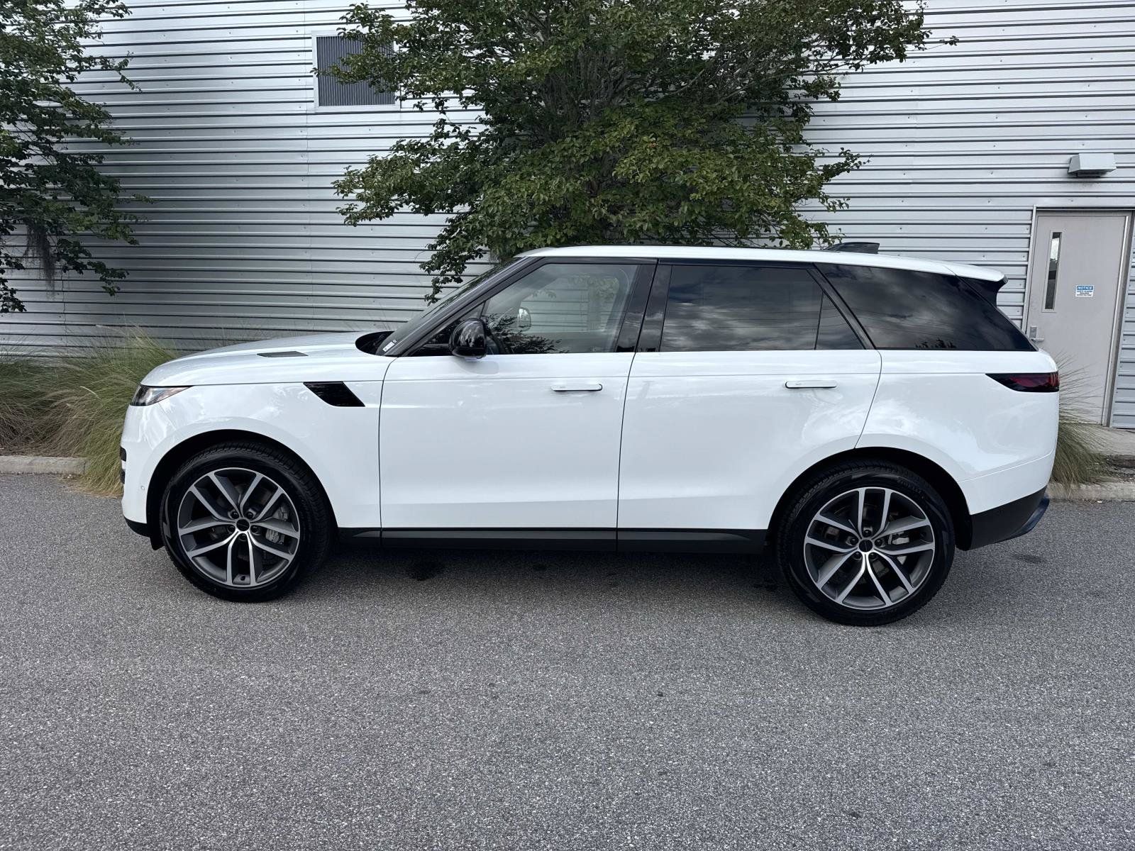 New 2027 Land Rover Range Rover Sport SE AWD/4WD image 2
