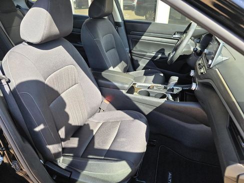 Used 2024 Nissan Altima 2.5 SV FWD image 19