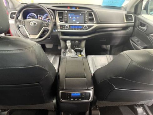 Used 2018 Toyota Highlander SE image 26