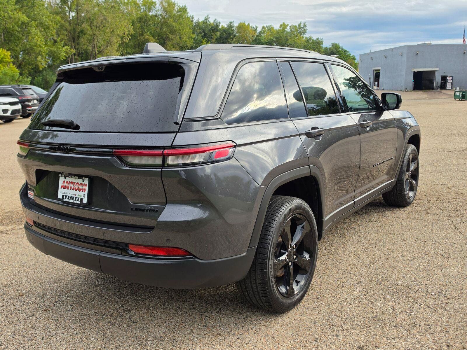 Used 2025 Jeep Grand Cherokee Limited w/ Luxury Tech Group II AWD/4WD image 13
