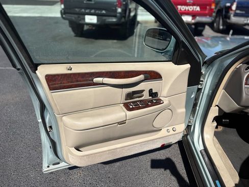 Used 2007 Lincoln Town Car Signature RWD image 26
