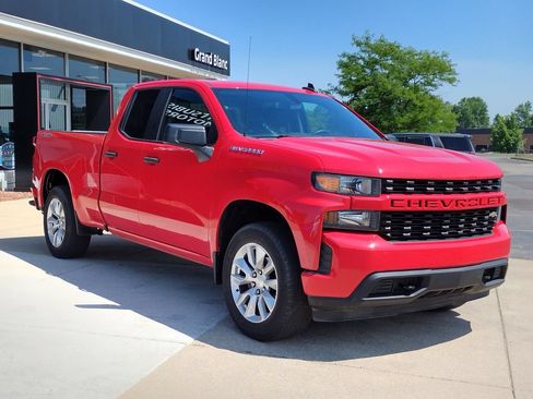 Used 2020 Chevrolet Silverado 1500 Custom w/ Custom Value Package AWD/4WD image 3