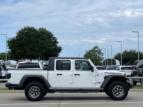 Used 2024 Jeep Gladiator Rubicon AWD/4WD image 3