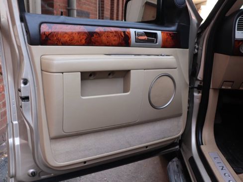 Used 2006 Lincoln Navigator Luxury RWD image 15