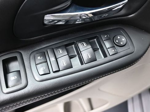 Used 2013 Chrysler Town & Country Touring-L w/ Driver Convenience Group FWD image 11