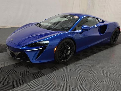 Used 2025 McLaren Artura RWD image 1