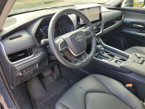 Used 2024 Toyota Grand Highlander XLE image 17