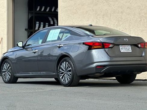 Used 2025 Nissan Altima 2.5 SV FWD image 9