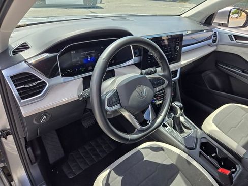 Used 2025 Volkswagen Taos SE FWD image 8