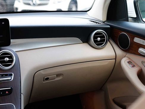 Used 2022 Mercedes-Benz GLC 300 4MATIC image 19