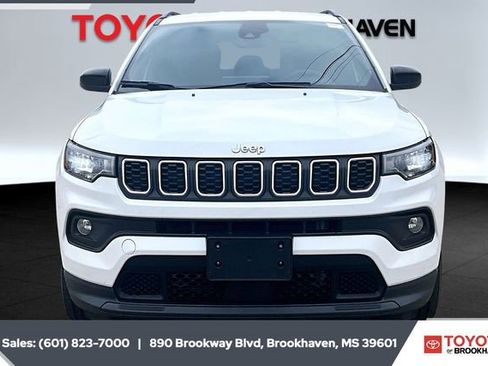 Used 2024 Jeep Compass Latitude image 3