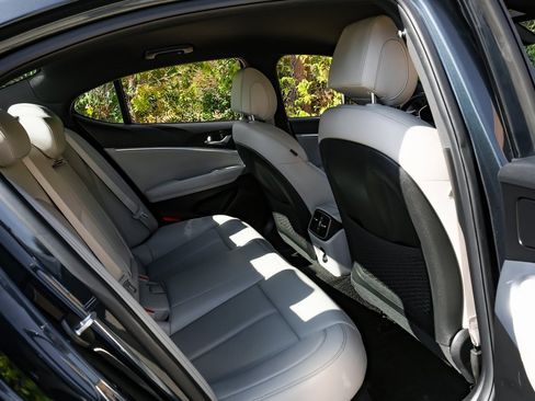 Used 2023 Genesis G70 2.0T image 38