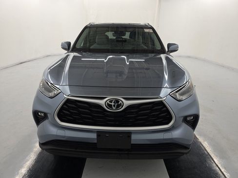 Used 2022 Toyota Highlander XLE AWD/4WD image 2