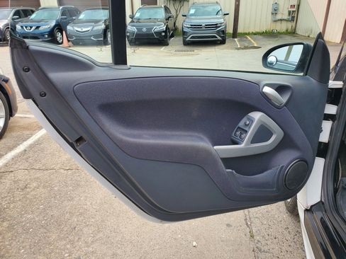 Used 2015 smart fortwo passion RWD image 9