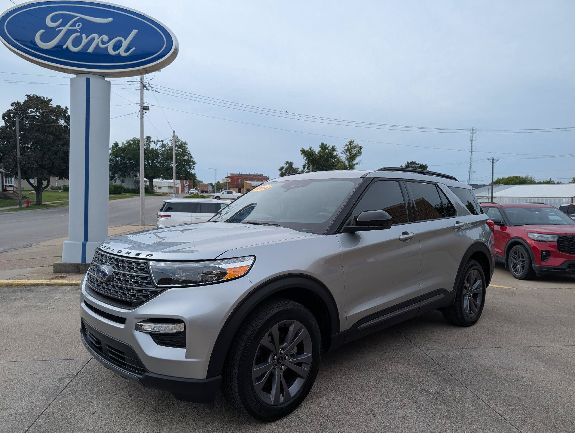 Used 2024 Ford Explorer XLT w/ Equipment Group 202A AWD/4WD image 2