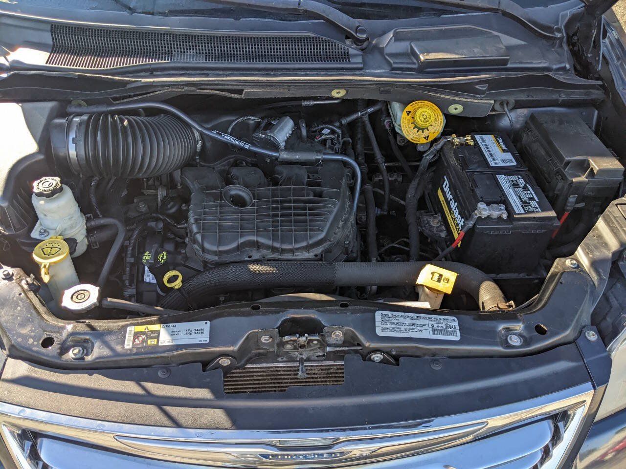 Used 2014 Chrysler Town & Country Touring FWD image 22
