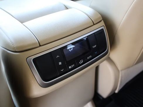 Used 2017 Toyota Highlander Limited w/ Carpet Mat Package image 41