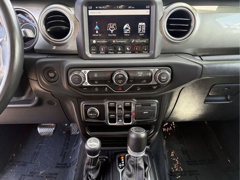 Used 2019 Jeep Wrangler Unlimited Sahara w/ Uconnect 4C Nav & Sound Group AWD/4WD image 12