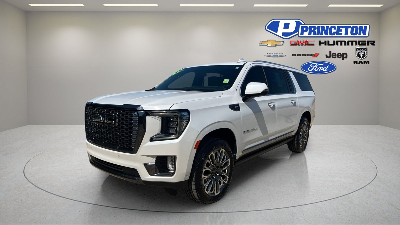 Used 2023 GMC Yukon XL Denali Ultimate w/ LPO, Floor Liner Package AWD/4WD image 3