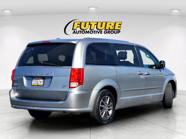 Used 2017 Dodge Grand Caravan SXT FWD image 4