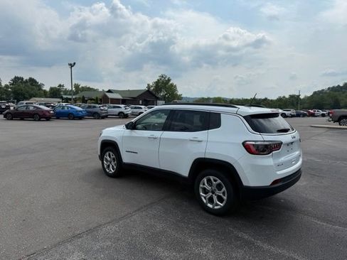 Used 2025 Jeep Compass Latitude AWD/4WD image 5