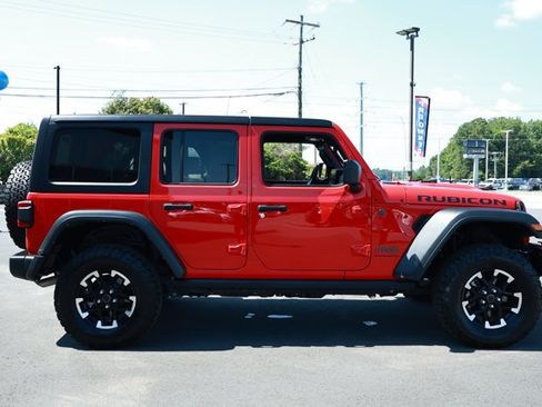 Used 2025 Jeep Wrangler Unlimited Rubicon AWD/4WD image 4