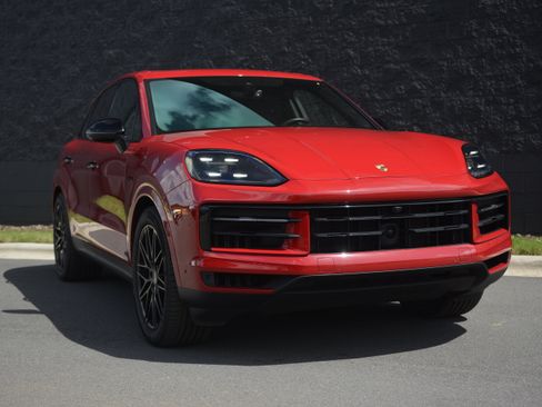 Certified 2025 Porsche Cayenne S AWD/4WD image 9
