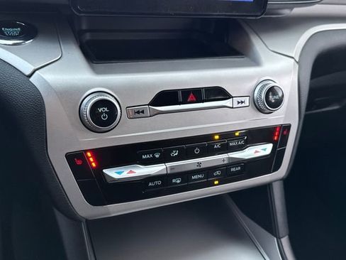 Used 2022 Ford Explorer XLT image 12