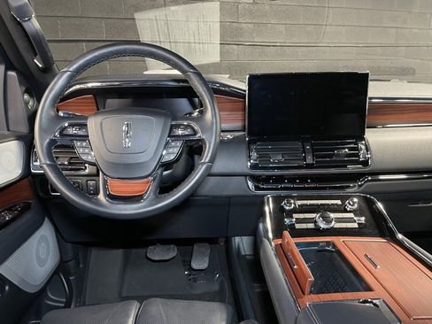 Used 2024 Lincoln Navigator Reserve image 18