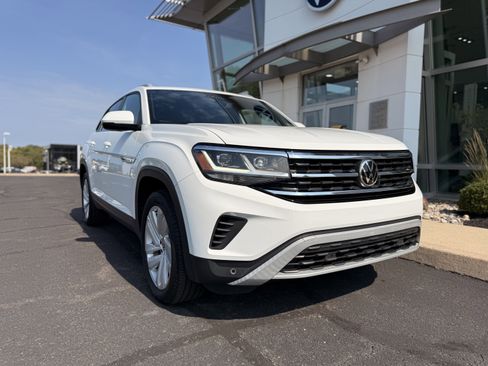 Used 2022 Volkswagen Atlas Cross Sport SE image 2