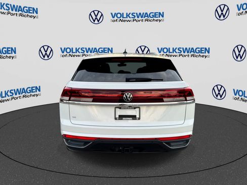 Used 2024 Volkswagen Atlas Cross Sport SE w/ Panoramic Sunroof Package FWD image 13