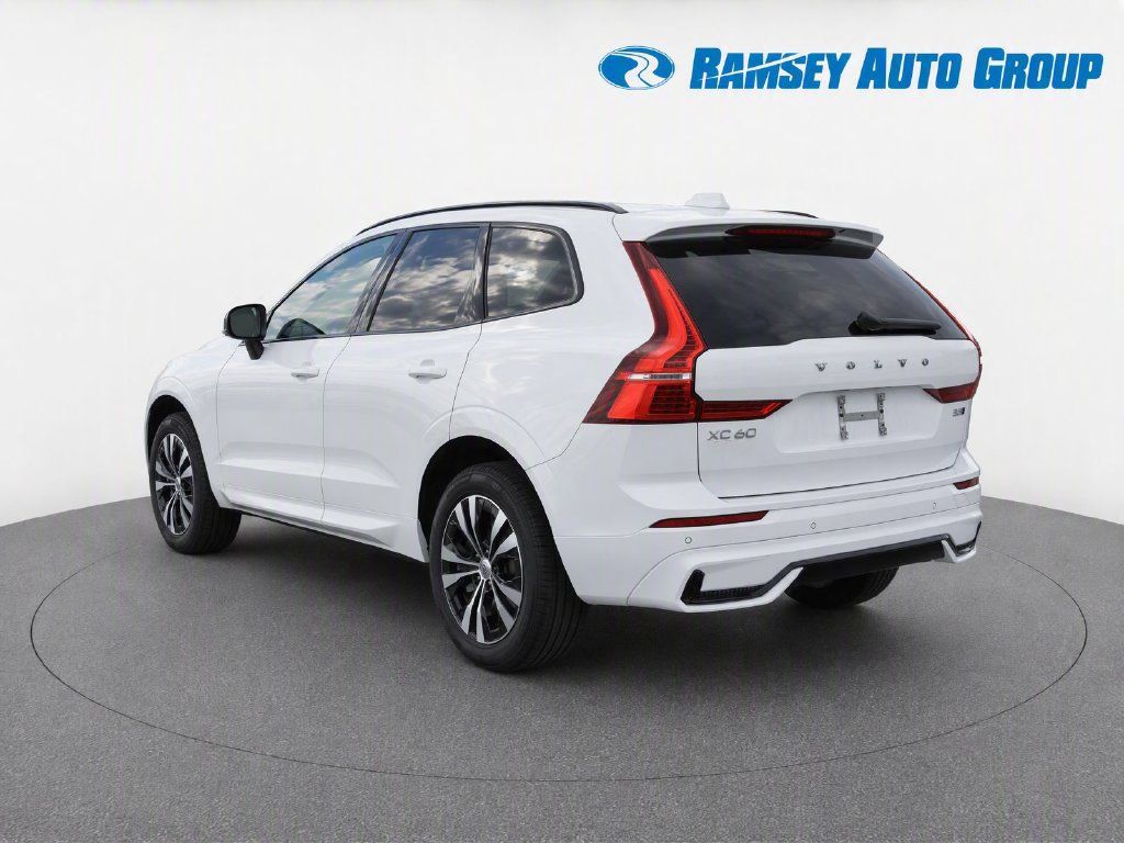 Used 2024 Volvo XC60 B5 Core AWD/4WD image 3