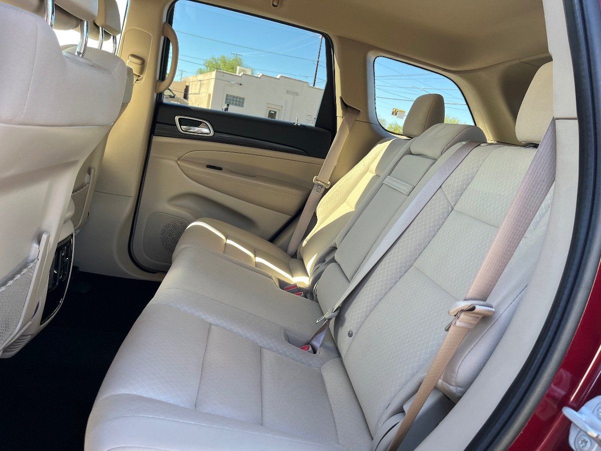 Used 2020 Jeep Grand Cherokee Laredo AWD/4WD image 28