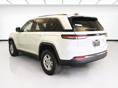 Used 2025 Jeep Grand Cherokee Laredo image 6