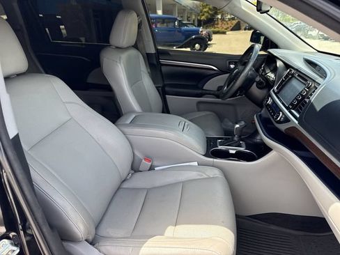 Used 2016 Toyota Highlander Limited FWD image 27