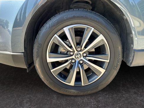 Used 2021 Toyota Venza LE w/ Carpet Mat Package (TMS) AWD/4WD image 9