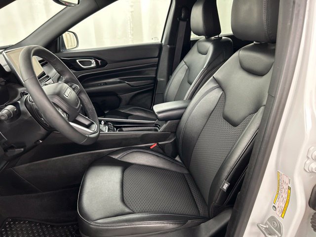 Used 2025 Jeep Compass Latitude w/ Convenience Group AWD/4WD image 6
